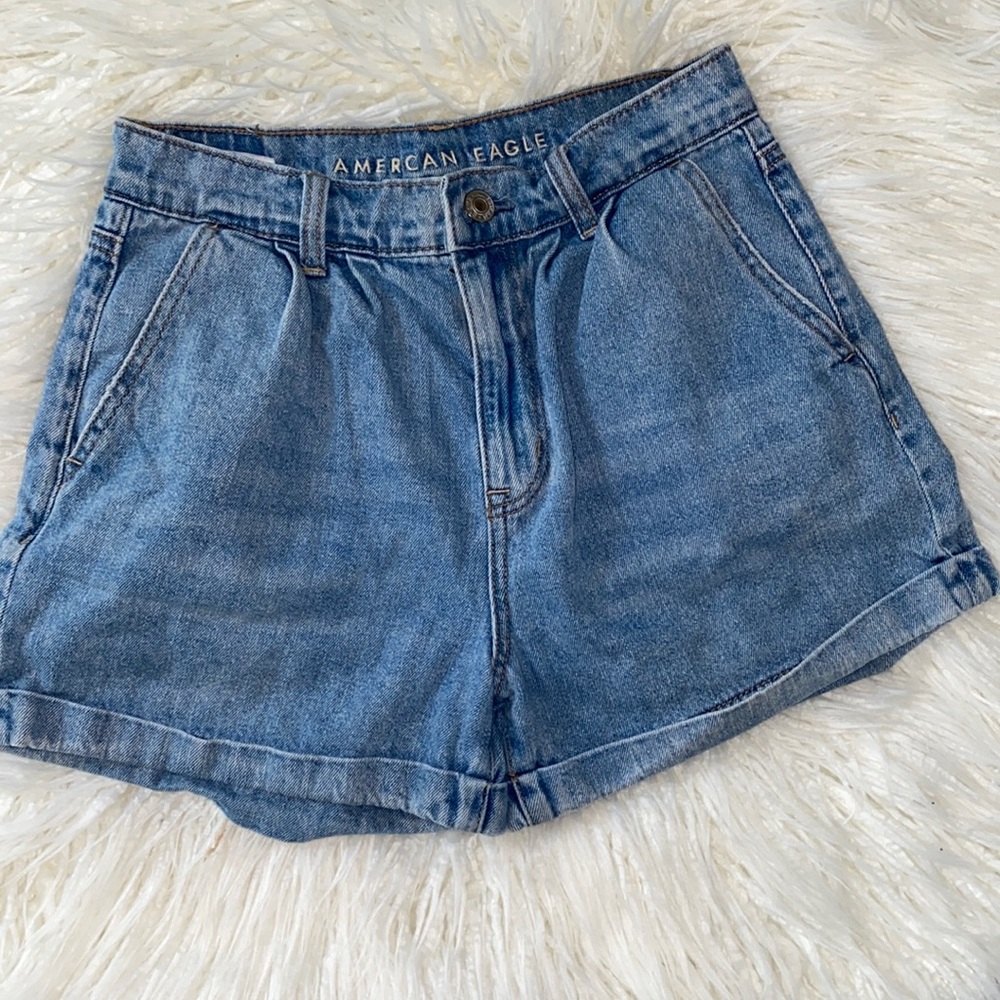 American Eagle Mom Shorts cuffed light blue wash Size 0 3” inseam